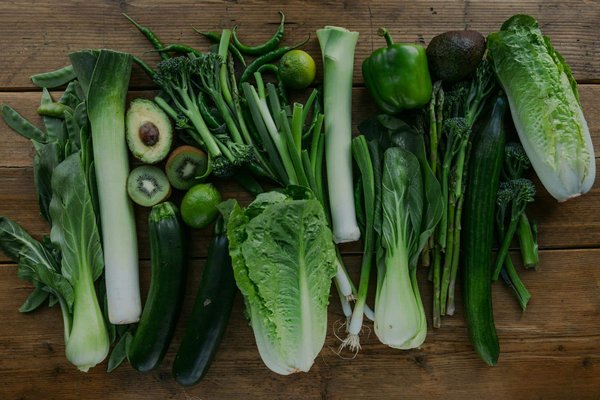 Quels sont les bienfaits de la consommation de légumes verts pour la santé osseuse?