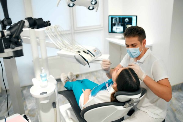 Quels sont les avantages des implants dentaires selon la dentisterie Hanok ?